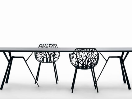 Sedia in alluminio Forest e tavolo Radice Quadra di Fast