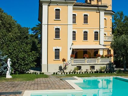 Pergola in ferro addossata Malatesta di Unosider colore mars