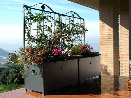 Fioriera in ferro Altea di Unosider con grigliato