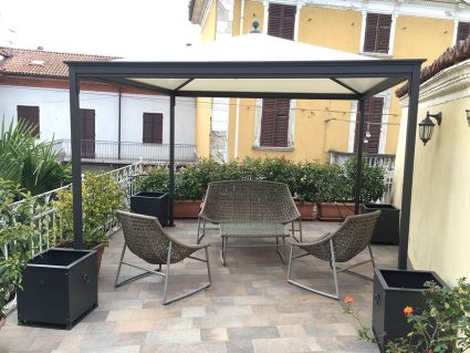 Gazebo in ferro Ottoemezzo di Unosider con decoro trave