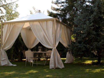 Gazebo in ferro Ottoemezzo di Unosider con tende