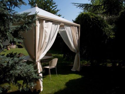 Gazebo in ferro Ottoemezzo di Unosider con tende