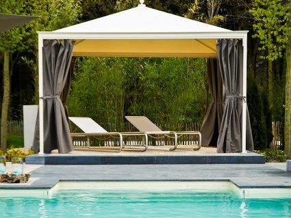 Gazebo in ferro Unosider Ottoemezzo con decoro e tende