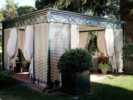 Gazebo in metallo Luxury Home Unosider con tende e grigliati