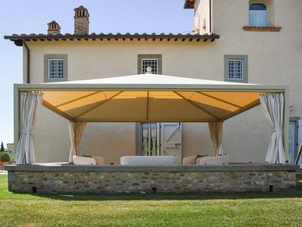 Gazebo in ferro colore sabbia Ottoemezzo Maxi con tende