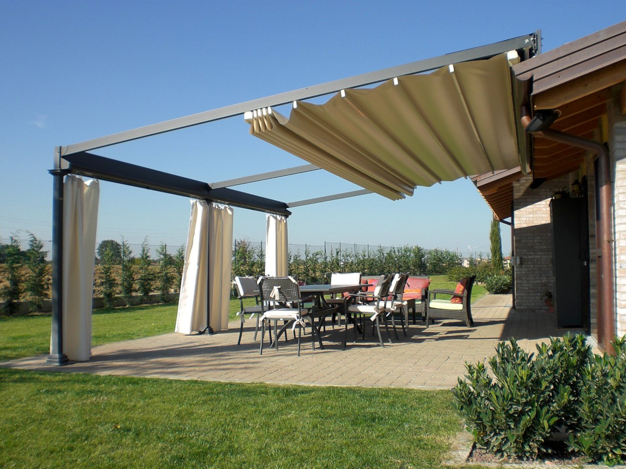 Pergola in ferro Elettra con tenda elettrica - Grillo&Piana