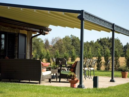 Pergola in ferro addossata con tenda automatica Elettra Unosider