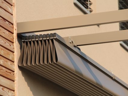Pergola addossata Mood Avant tenda raccolta