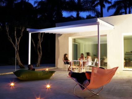 Pergola addossata Suite di Unosider con tetto elettrico