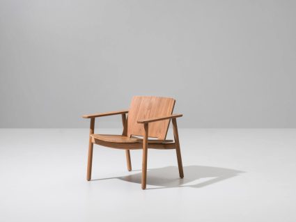 Poltrona bassa Club Riva di Kettal in teak