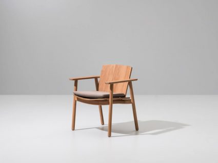 Sedia in teak Riva Kettal con cuscino seduta