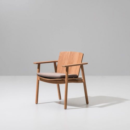 Sedia in teak Riva Kettal con cuscino seduta