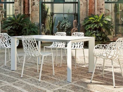 Tavolo in alluminio Grande Arche e sedie Forest di Fast