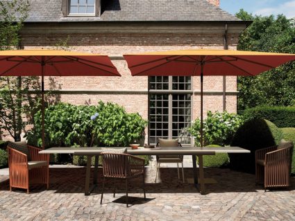 Sedia in corda sintetica con tavolo allungabile Bitta e ombrellone di Kettal