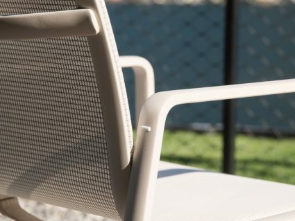 Sedia Park Life di Kettal in alluminio con braccioli