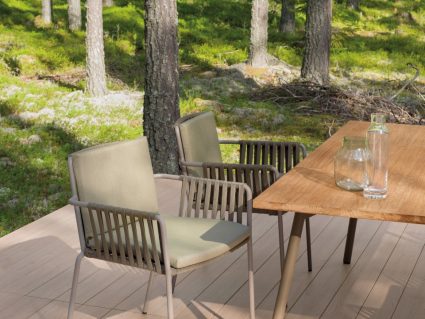 Sedia da giardino Net Kettal con cuscini e tavolo Bitta