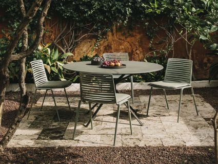 Sedia in alluminio con cuscino Zebra e tavolo Moai di Fast