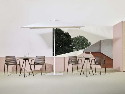 Sedia in alluminio con braccioli Zebra di Fast