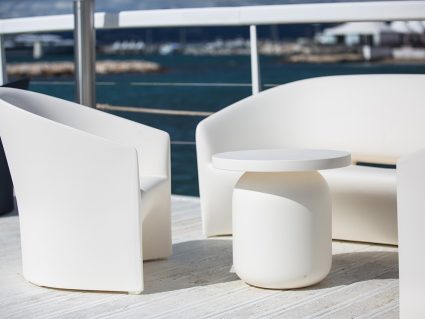 tavolino da esterno juju di serralunga con salotto pine beach