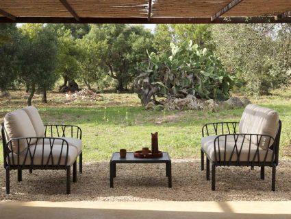 Tavolino da giardino in polipropilene e poltrone Komodo di Nardi