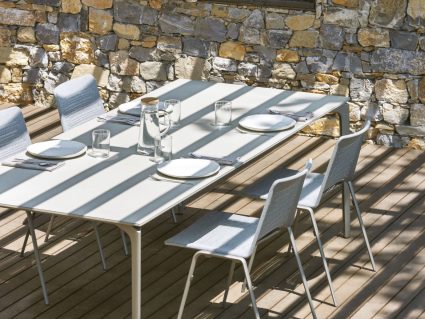 Tavolo per esterno Allsize di Fast con sedie Zebra