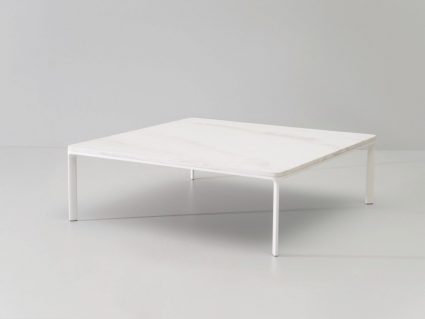 Tavolo basso quadrato piano in marmo Park Life di Kettal