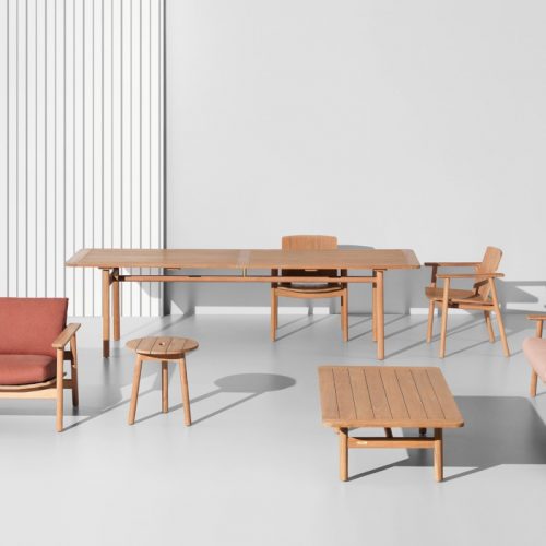 Sedie e tavoli in legno
