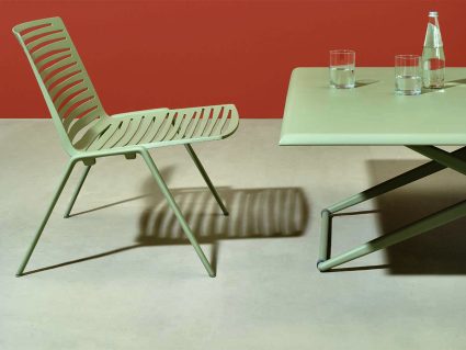 Tavolo regolabile in altezza Zebra di Fast posizione bassa