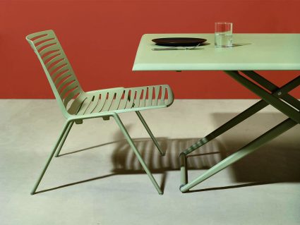 Tavolo regolabile in altezza Zebra di Fast posizione intermedia