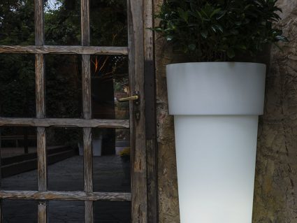 Vaso Marcantonio Au Mur con luce di Serralunga