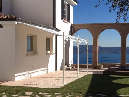 Pergola in ferro addossata Novecento Unosider colore bianco