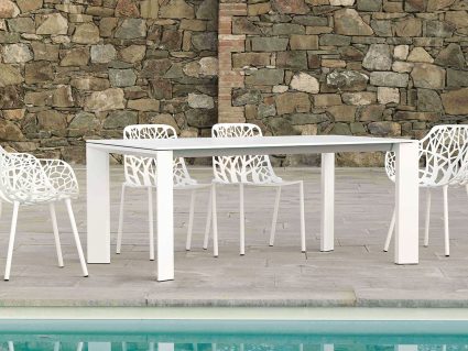 Sedia in alluminio Forest e tavolo Grande Arche di Fast