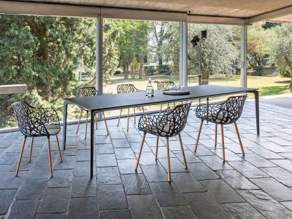 Sedia in alluminio Forest con gambe in Iroko di Fast