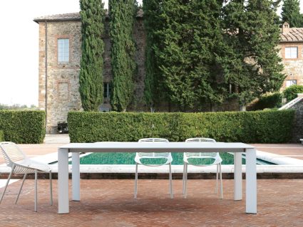 Sedia da esterno Niwa e tavolo Grande Arche in alluminio di Fast