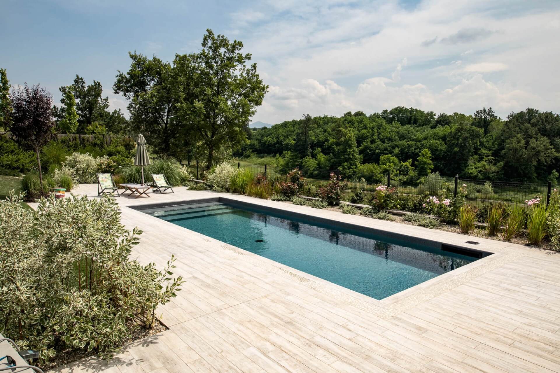 Piscina interrata con rivestimento effetto pietra