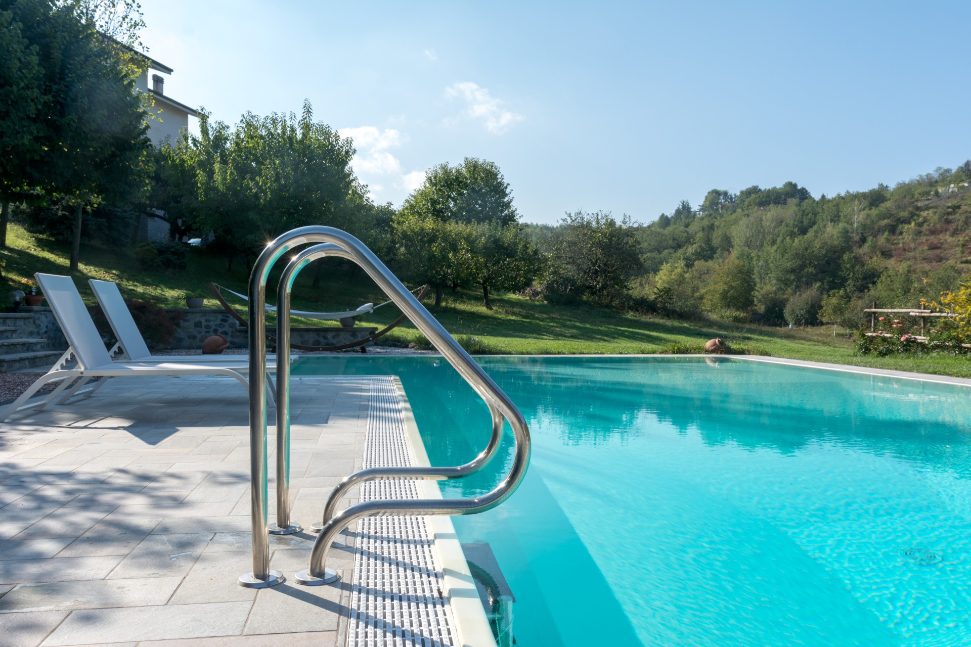 Piscina interrata a sfioro con zona idromassaggio