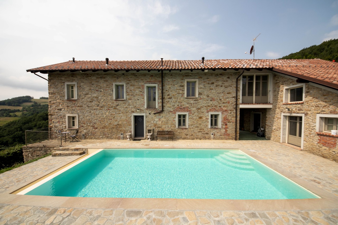 Piscina a sfioro infinito sul panorama naturale