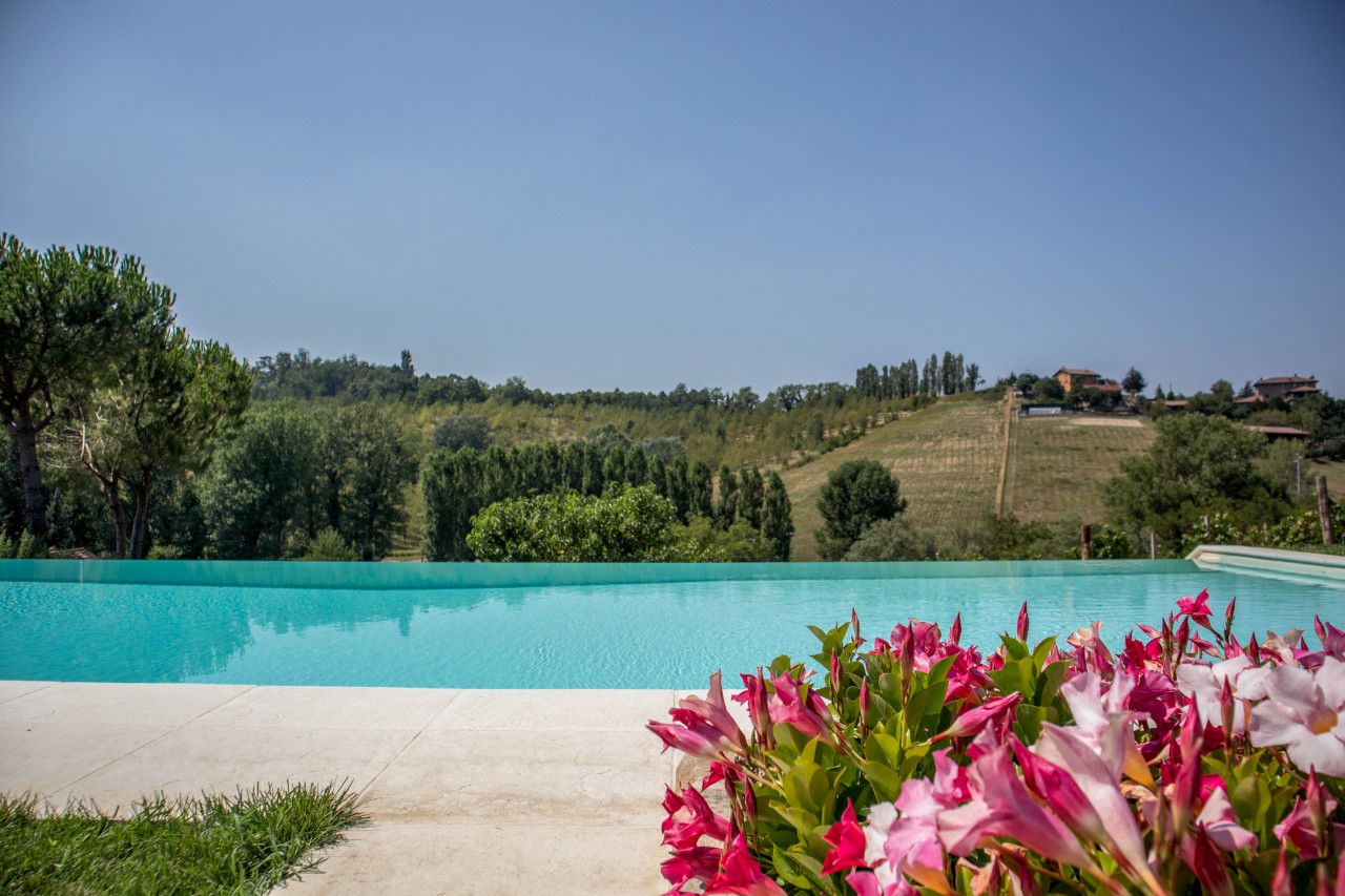 Piscina interrata a sfioro infinito