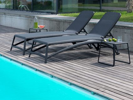 Lettino da giardino Atlantico di Nardi antracite con tavolino