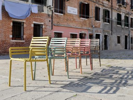 Sedia in resina Doga di Nardi colorata