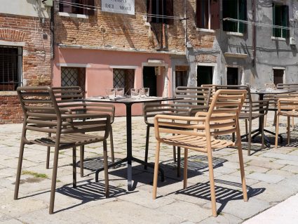 Sedia in resina Doga di Nardi con tavolo