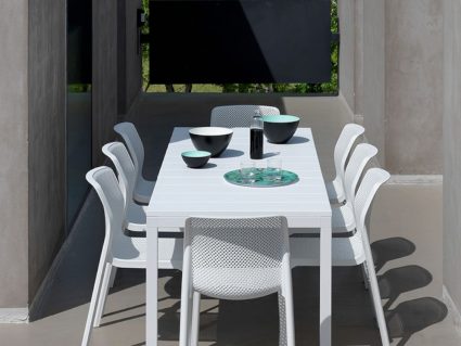 Sedia impilabile da esterno Bit e tavolo Rio allungabile colore Bianco di Nardi