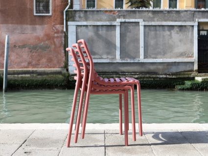Sedia impilabile Doga di Nardi colorata