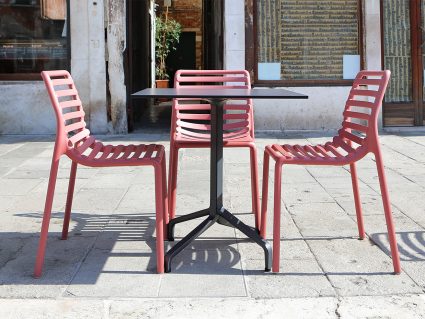 Sedia impilabile Doga di Nardi con tavolo