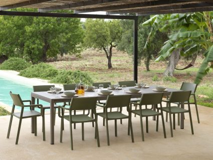 Sedia da esterno impilabile Trill Armchair con tavolo Rio colore tortora di Nardi