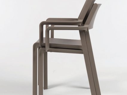 Sedia da esterno impilabile Trill con braccioli di Nardi impilata