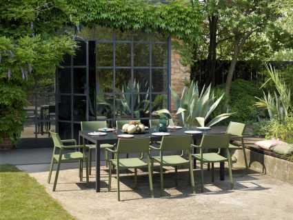 Sedia da esterno impilabile Trill e tavolo Rio allungabile di Nardi