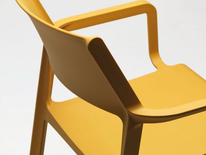 Sedia da esterno impilabile con braccioli Tril di Nardi colore Senape