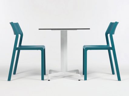 Sedia impilabile Trill senza braccioli colore Ottanio con tavolo Nardi