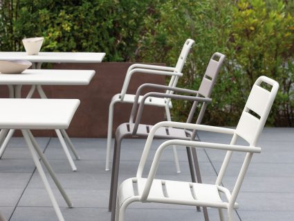 Sedia impilabile Twist Vermobil con braccioli